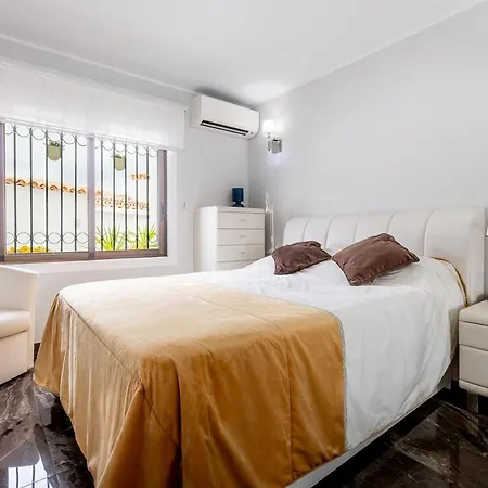Дом отдыха Beautiful 2 Bedroom Bungalow, Flores Адехе
