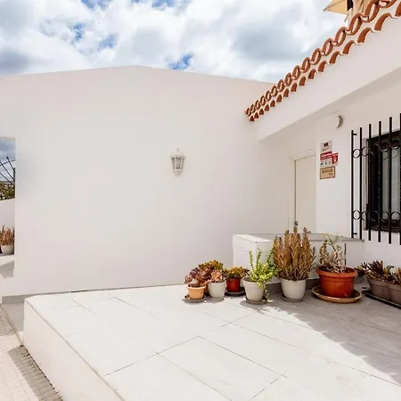 Beautiful 2 Bedroom Bungalow, Flores * Адехе